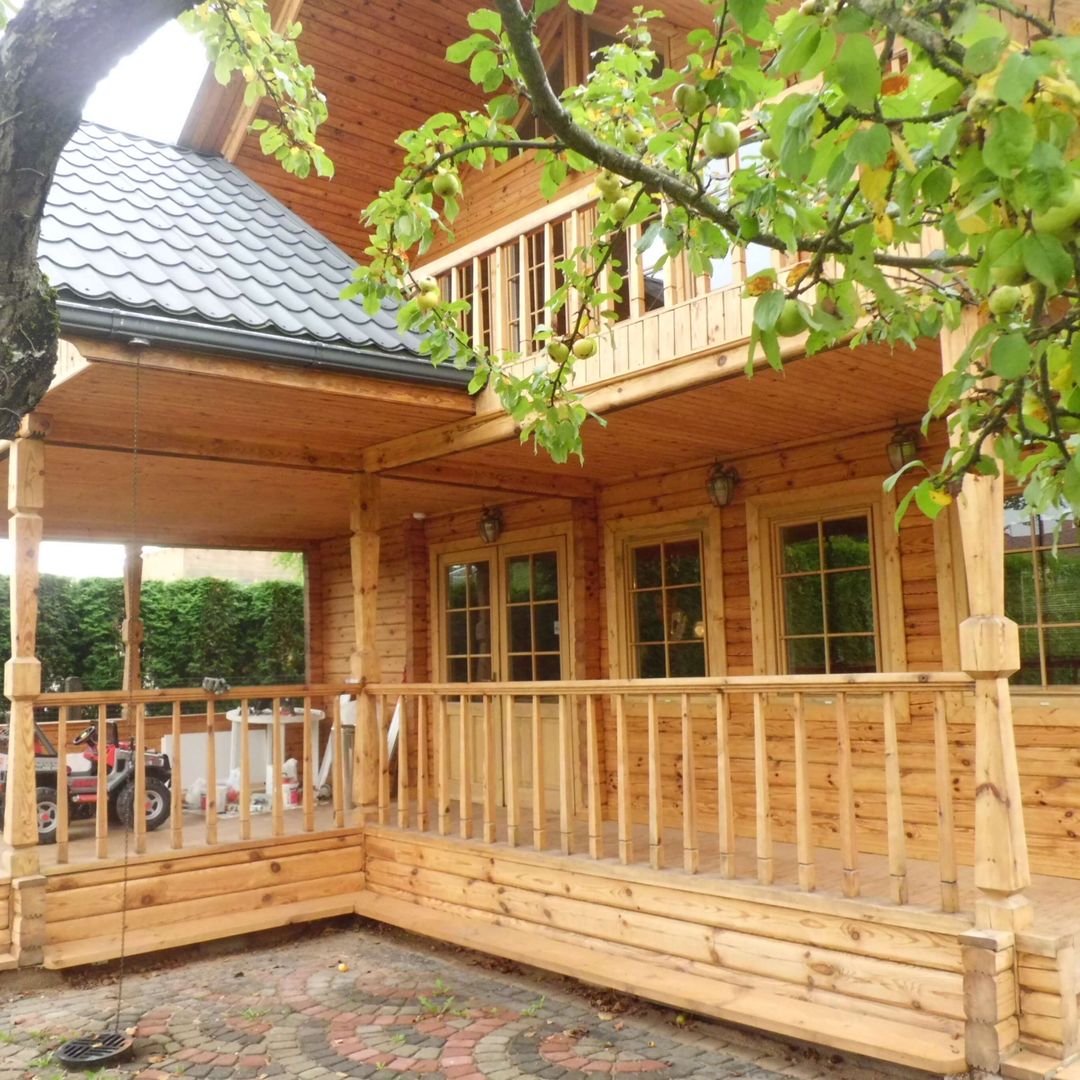 Dabīgā koka terases izbūve mājai